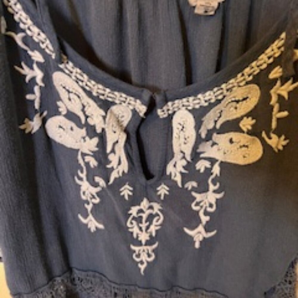 ecote Urban Outfitters Blue, Like New, 3/4 White Embroidered Sleeves, Size Small